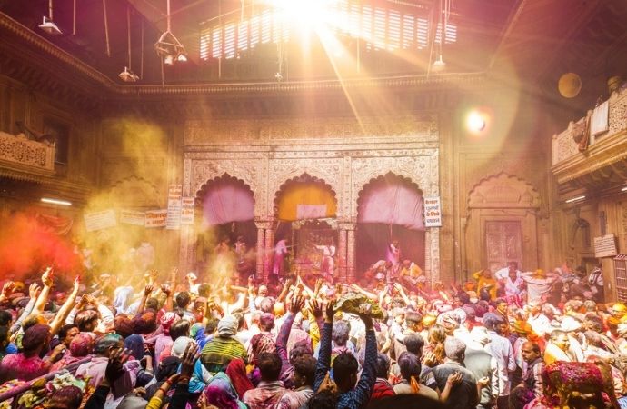 The famous banke bihari temple in vrindavan is a sight to behold every holi. At evening, the temple priests shower devotees with flowers and colours.
