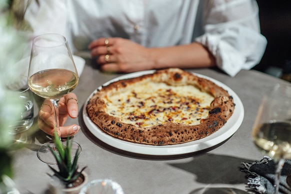 Recreate An Authentic Italian Holiday At Home With Villeroy &Amp; Boch 2 Pizza and some wine to go with it? Make sure you've got some good old villeroy & boch to up the glam quotient in true italian fashion!