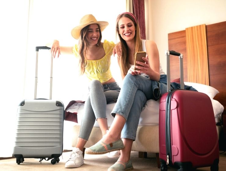 Women, travel, hotel