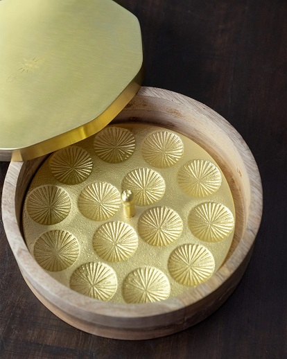What makes this a versatile gift is that it doubles up as a cookie box as well.