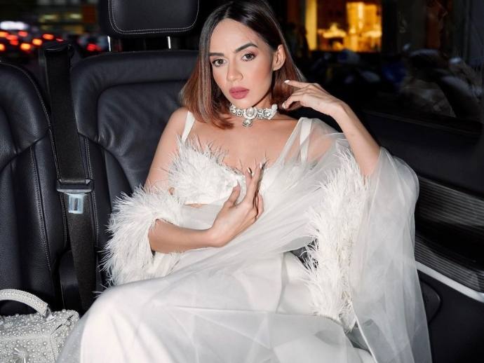 Here'S How To Amp Up Your Card-Night Fashion Game This Diwali 4 Komal pandey on diwali