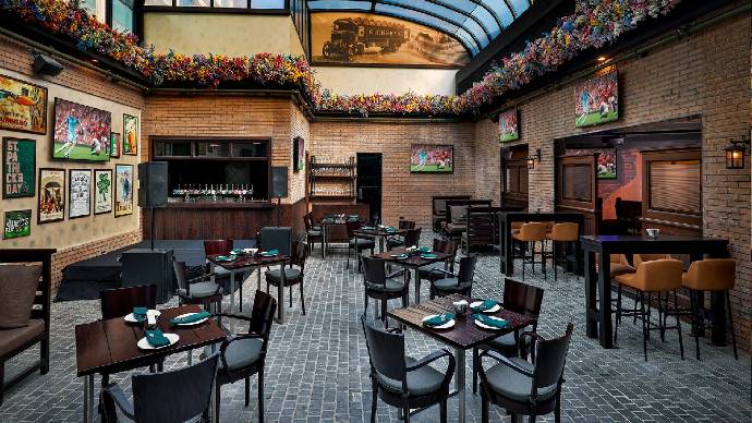 At le meridien dubai hotel & conference centre, not one but three locations are bringing the fifa world cup cheer, from the dubliner’s and meridien village terrace to warehouse.  