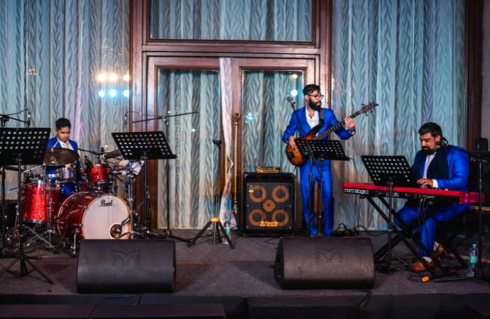 Traveldine Jazz Nights Sparkle Under The Stars At The Leela Palace Bengaluru’s Library Bar 3 Bengaluru, jazz