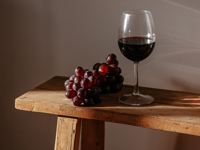 New Year’s Calling: Expert Tips On Exciting Food And Wine Pairings You Must Try 3 Experts reveal a variety of dishes and cheese that pair with red wine. Image: pexels.